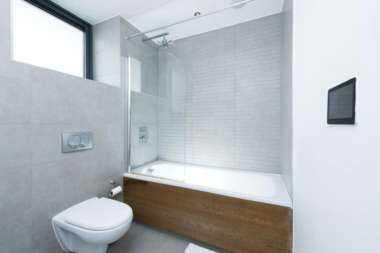 Stylish 2 Bedroom Flat With Balcony In London Eksteriør bilde