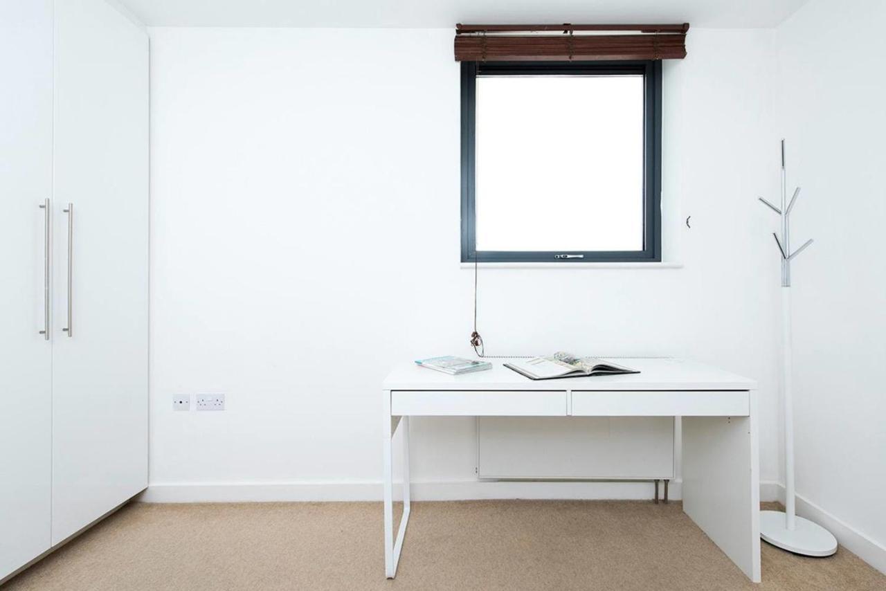 Stylish 2 Bedroom Flat With Balcony In London Eksteriør bilde