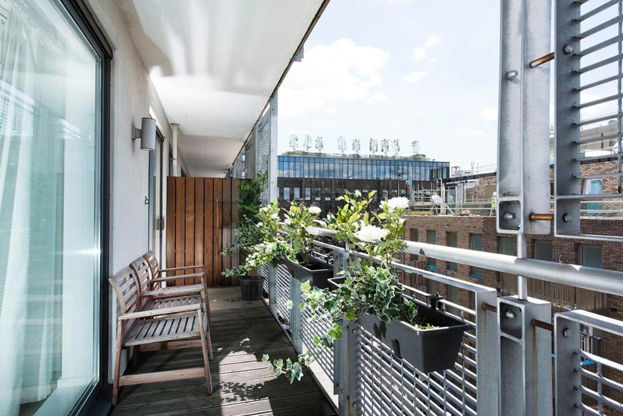 Stylish 2 Bedroom Flat With Balcony In London Eksteriør bilde