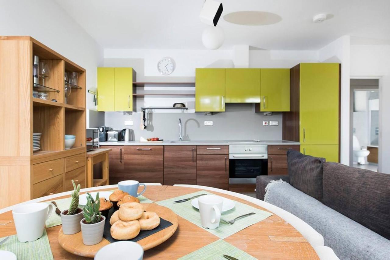 Stylish 2 Bedroom Flat With Balcony In London Eksteriør bilde