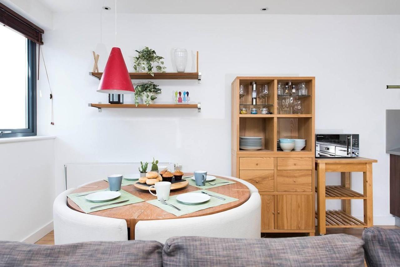 Stylish 2 Bedroom Flat With Balcony In London Eksteriør bilde